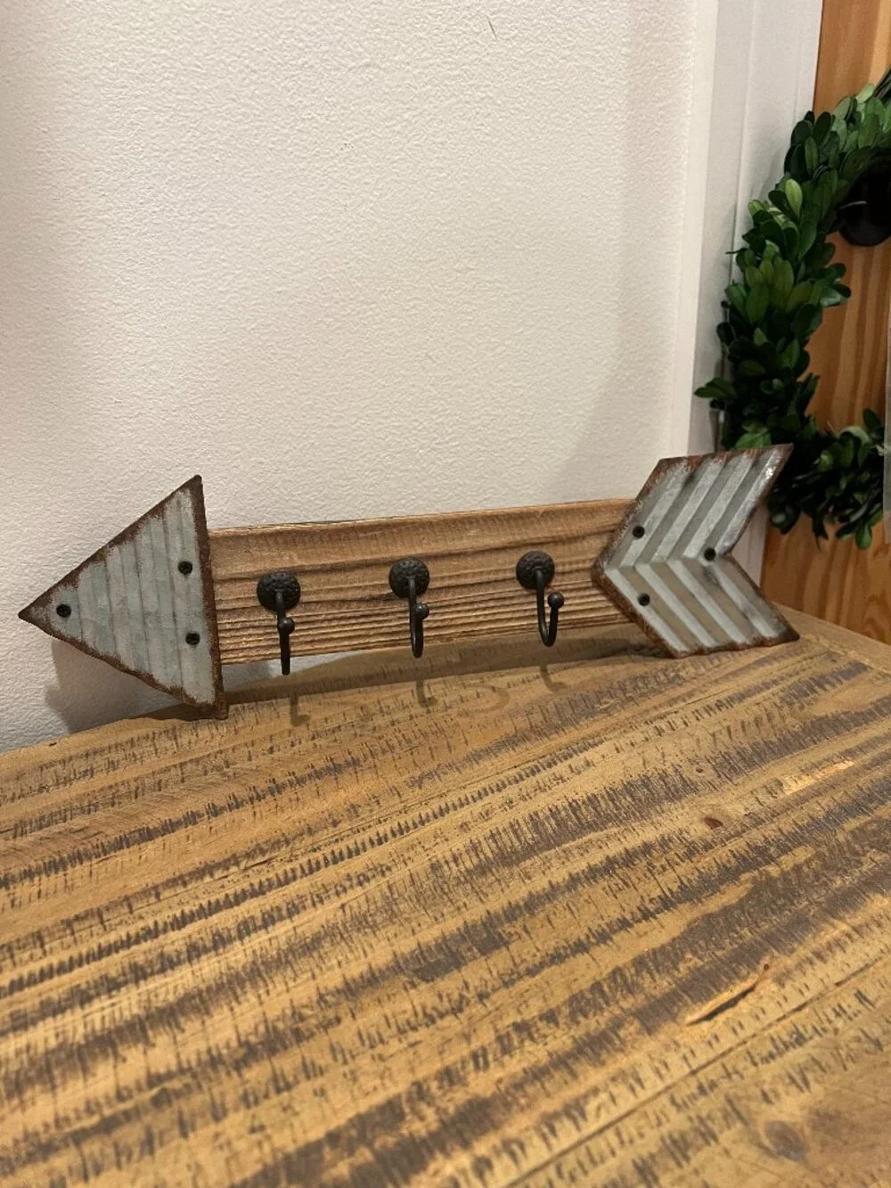 Rustic Farmhouse Arrow Wall Hanger with Hooks